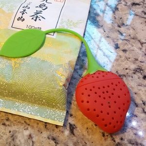 🔴SOLD🔴ADORABLE Silicone strawberry tea infuser