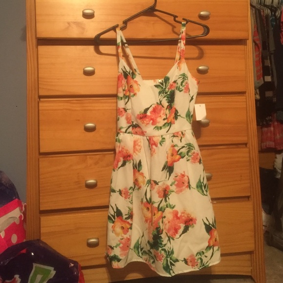 Pretty summer dress - Picture 1 of 2