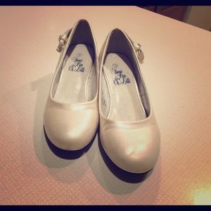 Girls size 3 Iridescent White heels w/ bow