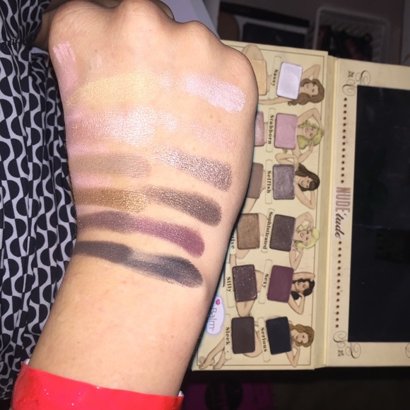 nude'itude the balm eyeshadow palette