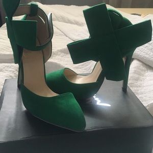 Green stilettos with bow enclosure