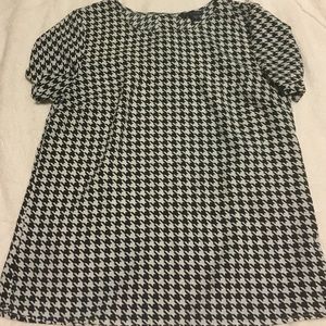 Adorable Tommy Hilfiger Houndstooth Flowy Top