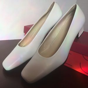 Aerosoles White Leather Pumps 2" heel 8.5 M