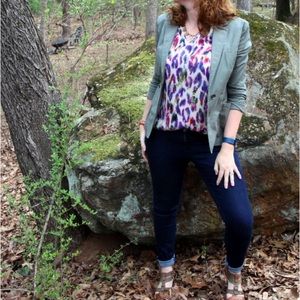 CAbi banded sleeve top in feather print