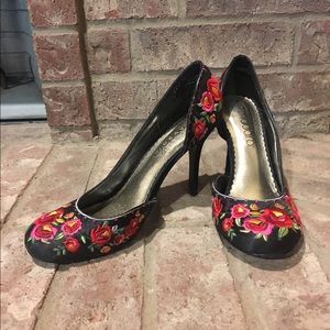 Size 9 Nadara Flower embroidered Shoes!