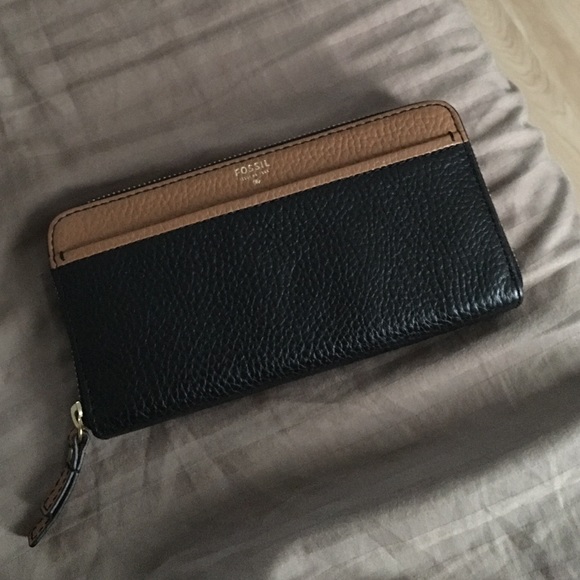 Fossil zip around wallet