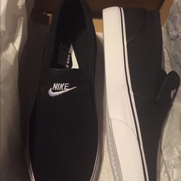 NEW BLACK NIKE CANVAS SHOES