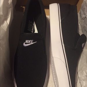 NEW BLACK NIKE CANVAS SHOES