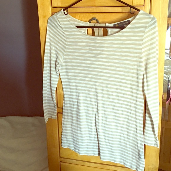 Tan and white long sleeve top. Bows on back