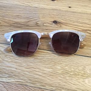 Abercrombie sunnies.