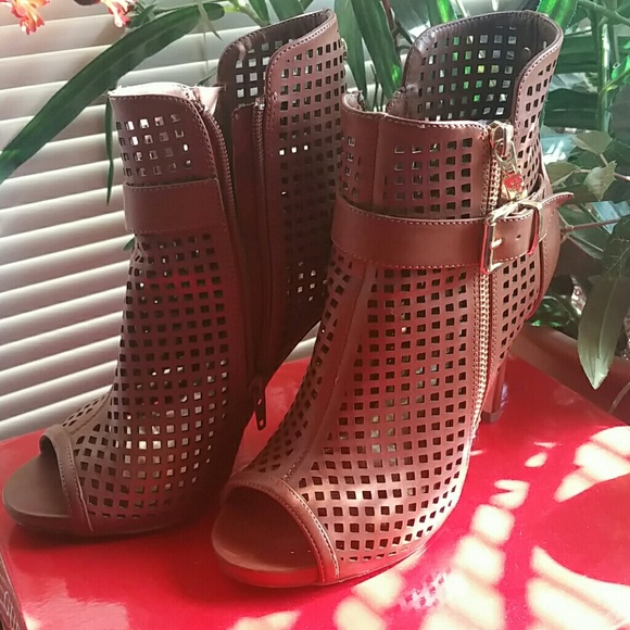 Beautiful guess peep toe booties!!