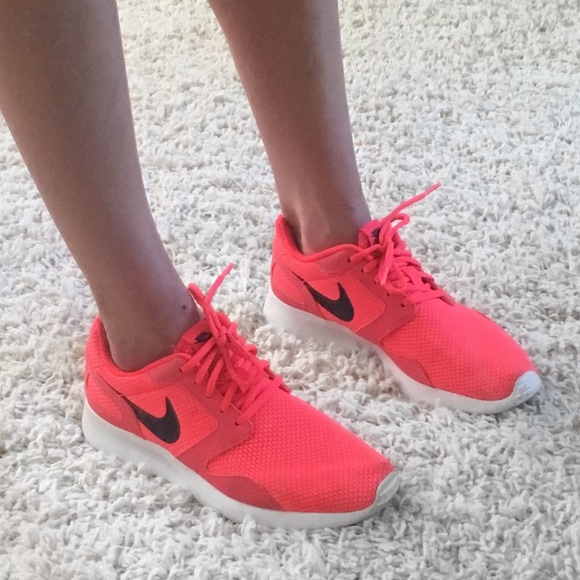 Nike Shoes - Neon Pink Kaishi Lightweight Sneakers Size 8