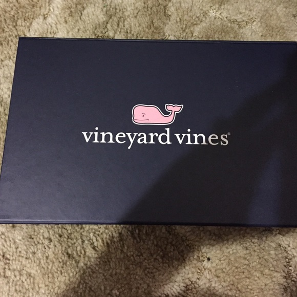 Vineyard vines box