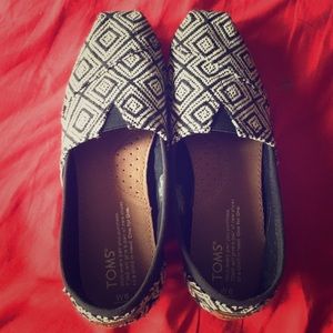 Toms - black and white Size 6!