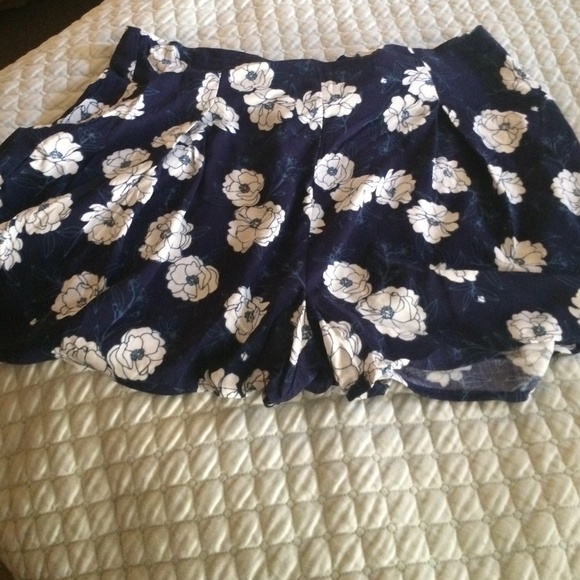 Floral Print Shorts - Picture 3 of 4