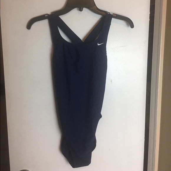 Nike Poly Core Solid Fasteback