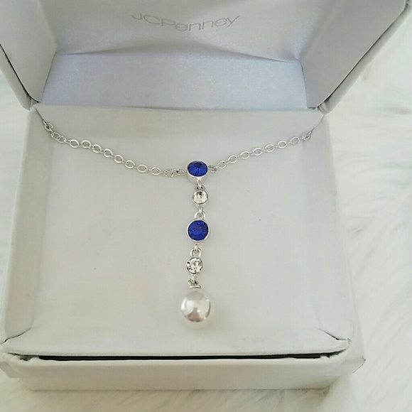 NWT rhinestones and faux peral drop necklace