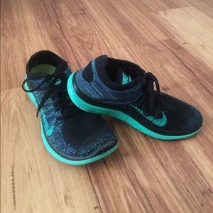 NIKE FREE 4.0 flyknit athletic shoes!