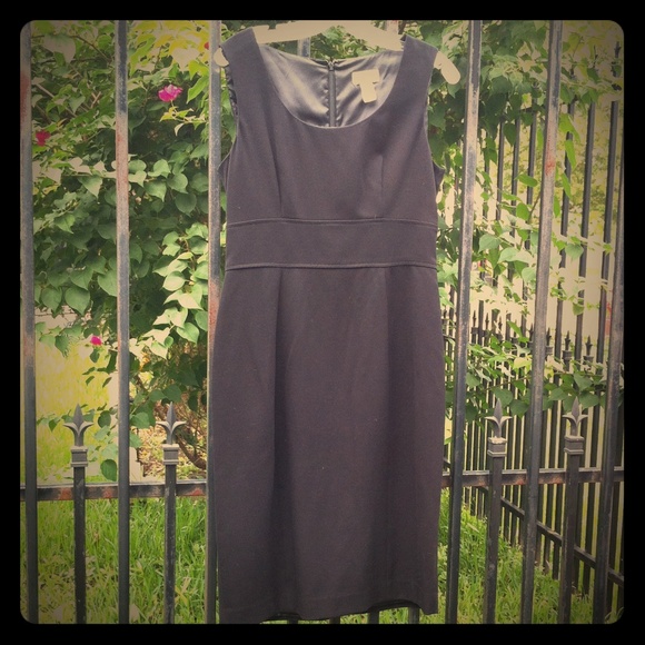 Black dress, sleeveless, shapely