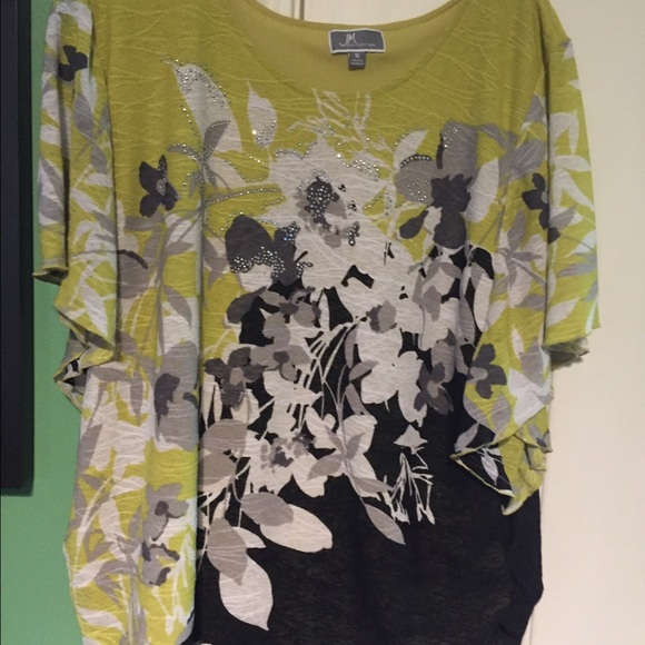 JM collection extra large pattern top. Beautiful