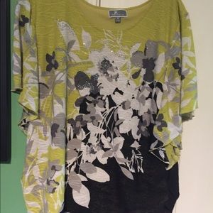 JM collection extra large pattern top. Beautiful