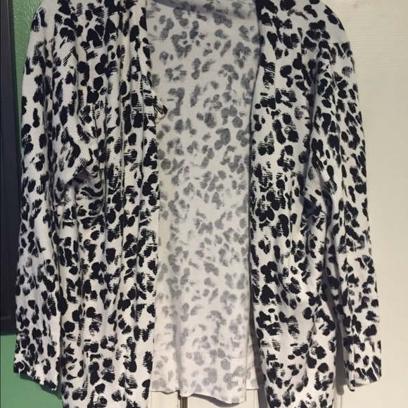 2xl White with black leopard print button sweater