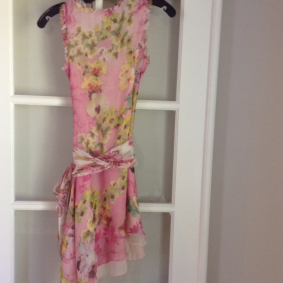 Fun flirty guess dress - Picture 2 of 4