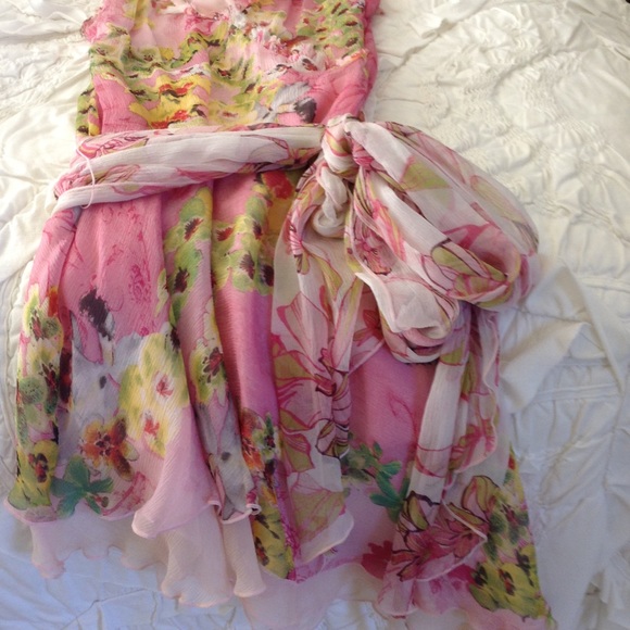 Fun flirty guess dress - Picture 4 of 4