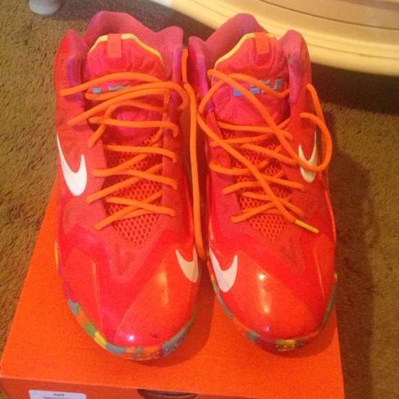 Lebron James fruity pebble sneaker comes with box
