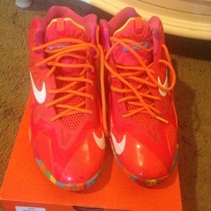 Lebron James fruity pebble sneaker comes with box