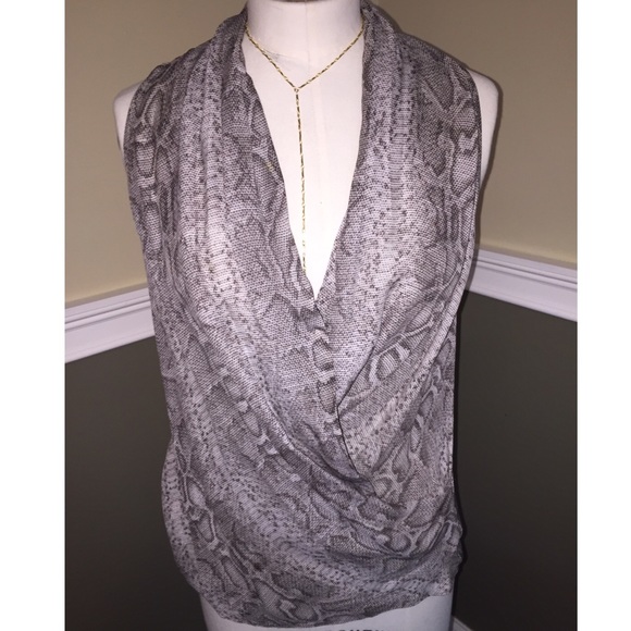 Michael Kors blouse 🙋🏼💁🏻 classy and pretty😍
