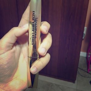Voluminous false fiber lashes mascara