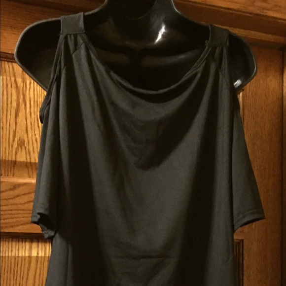 💥DONATING 6/25💥NWOT Open shoulder blouse 22/24 - Picture 2 of 4