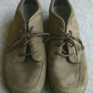 Ladies Easy Spirit suede shoes