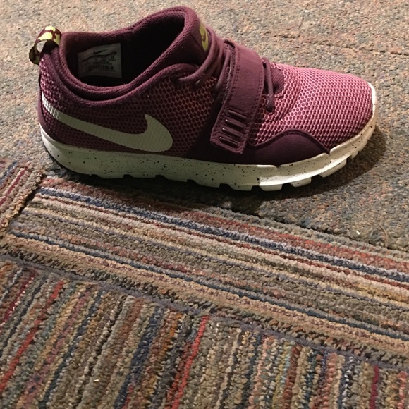 Nike shoes , barely worn !