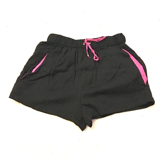 Black shorts with pink detailed pockets