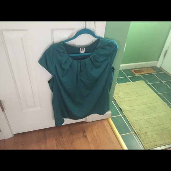 And Klein extra-large beautiful jade green top