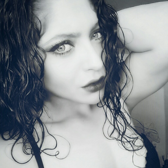 Meet your Posher, Emily - Picture 2 of 2