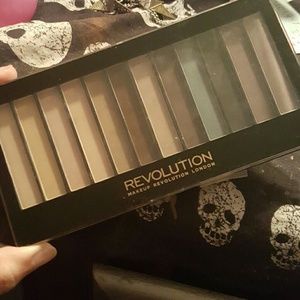 Makeup revolution redemption palette in mattes