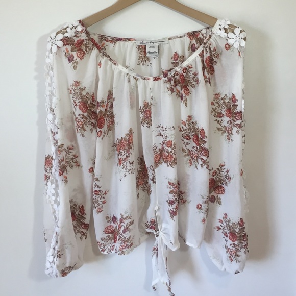 White floral blouse🌸🌹🍂