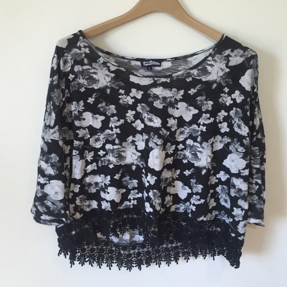 Black and silver flower t-shirt🌸💗