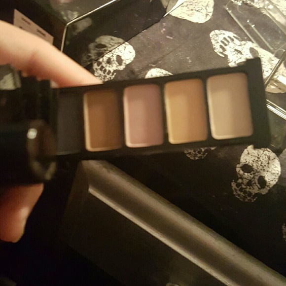 Makeover essentials - Picture 2 of 4