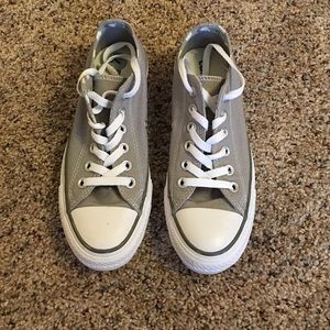 Grey converse!