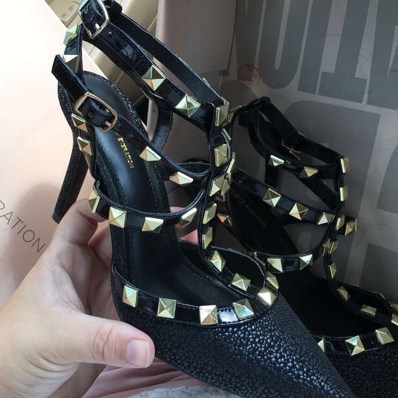 NWT BCBG Rockstud Darron 7.5