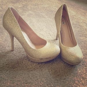 Olsenboye gold sparkle heels - 6.5