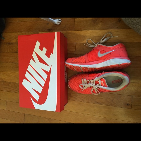 Womens Nike dual fusion shoe