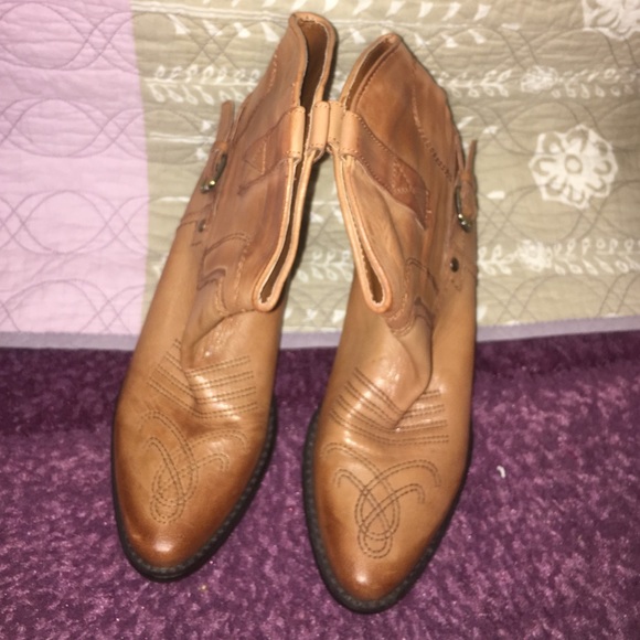 Short cowboy boots