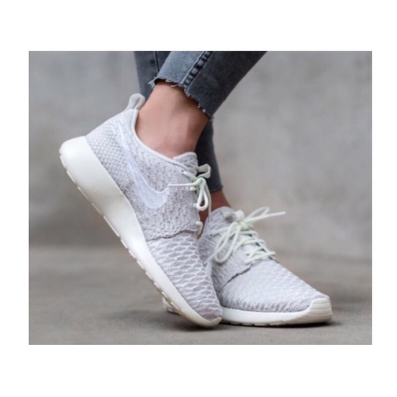 HP 🆕 N I K E  R O S H E One Fly Knit