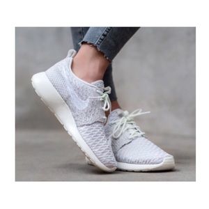 HP 🆕 N I K E  R O S H E One Fly Knit