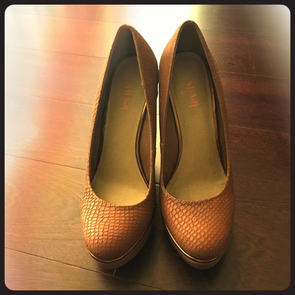 Levity Shoes - Tan wedges